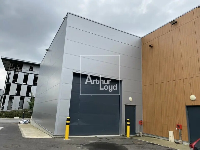 Flex in Grigny for lease - Building Photo - Image 1 of 9