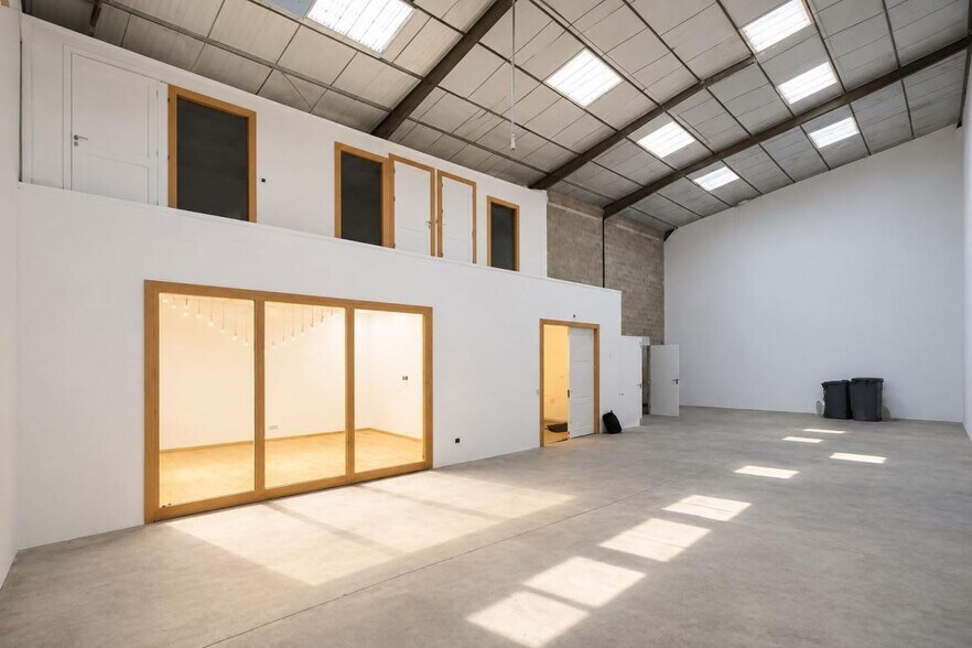 Office in Vaulx-en-Velin for lease - Building Photo - Image 1 of 6