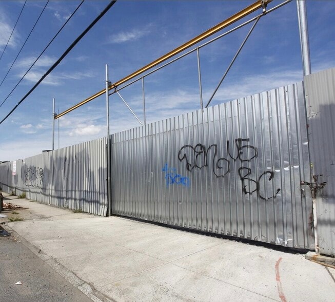 1301 Metropolitan Ave, Brooklyn, NY for lease - Building Photo - Image 1 of 7