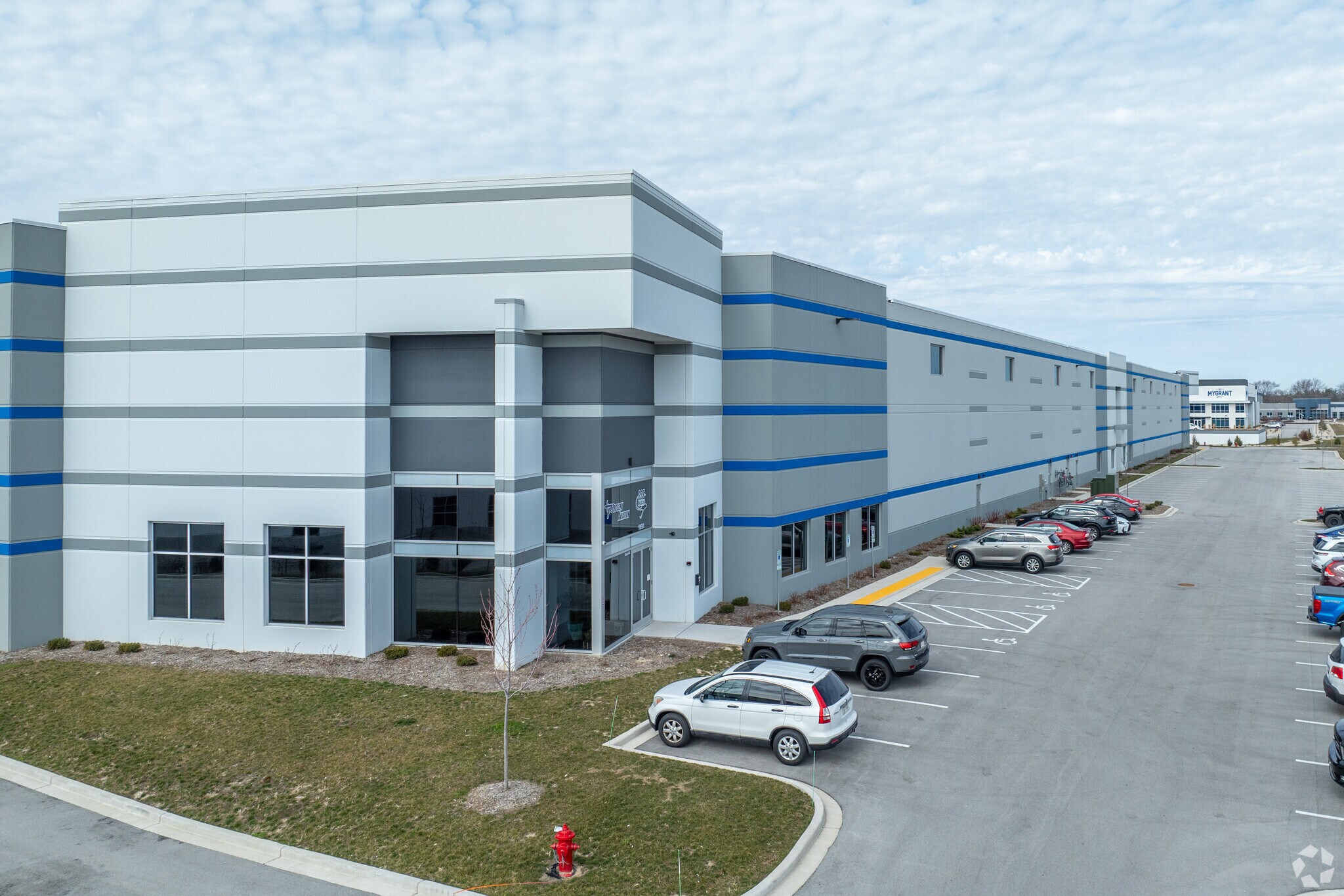 10551 S Oakview Parkway, Oak Creek, WI for lease Building Photo- Image 1 of 6