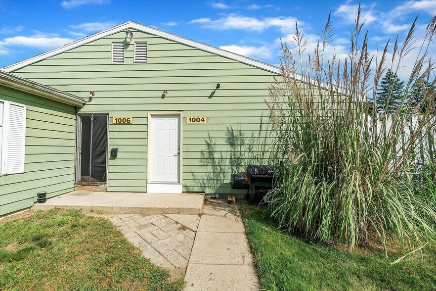 946 Vincent Ct, Lansing, MI à vendre - Photo principale - Image 1 de 11