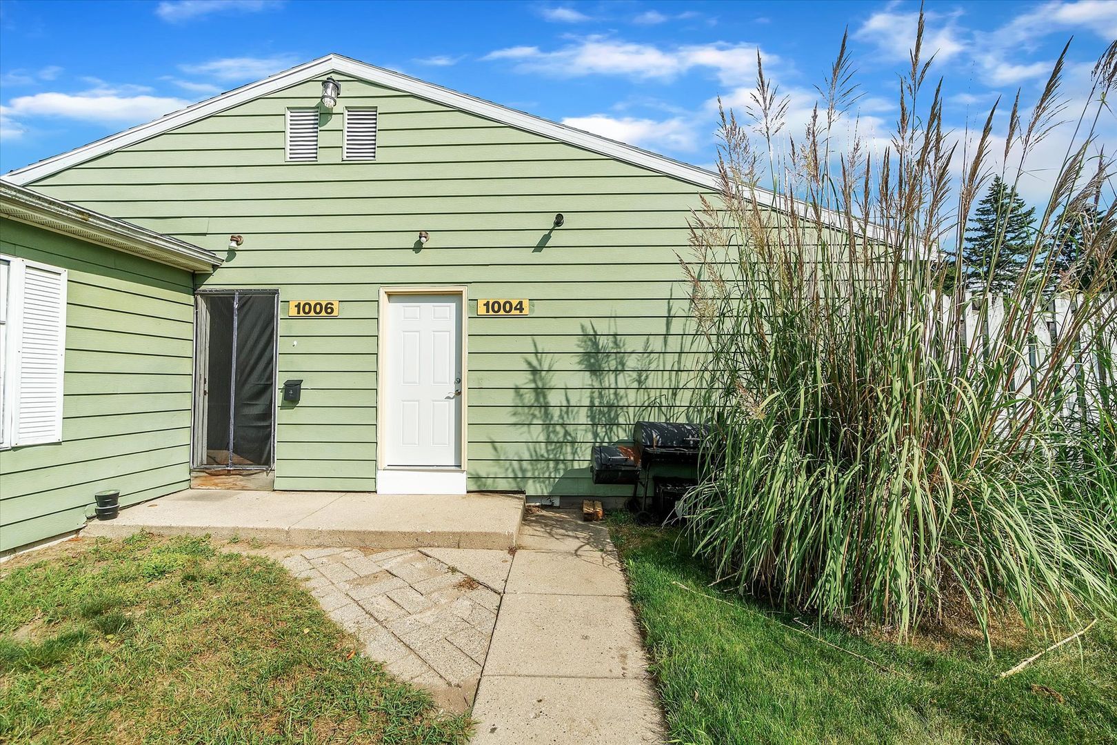 Lansing Apartments portefeuille de 2 propriétés à vendre sur LoopNet.ca Photo principale- Image 1 de 3