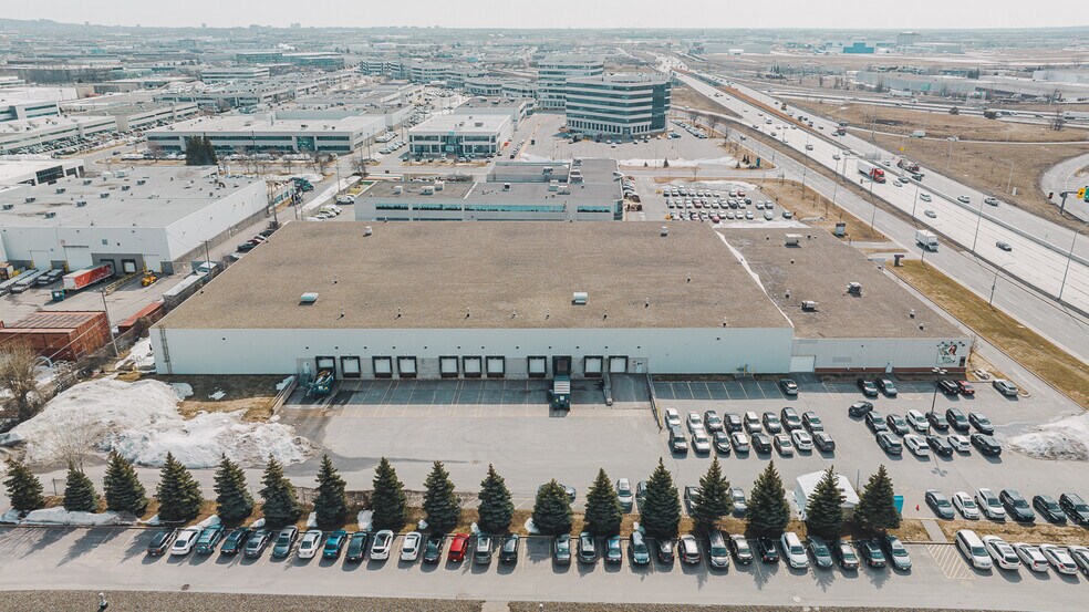 2555 Boul Pitfield, Montréal, QC à louer - Photo du bâtiment - Image 2 de 6