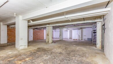 Retail in Madrid, Madrid for lease Interior Photo- Image 2 of 27