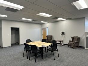 1041-1049 S Woods Mill Rd, Chesterfield, MO for lease Interior Photo- Image 2 of 8