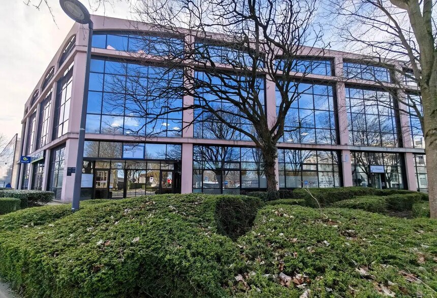 Bureau dans Torcy à louer - Photo du bâtiment - Image 2 de 18