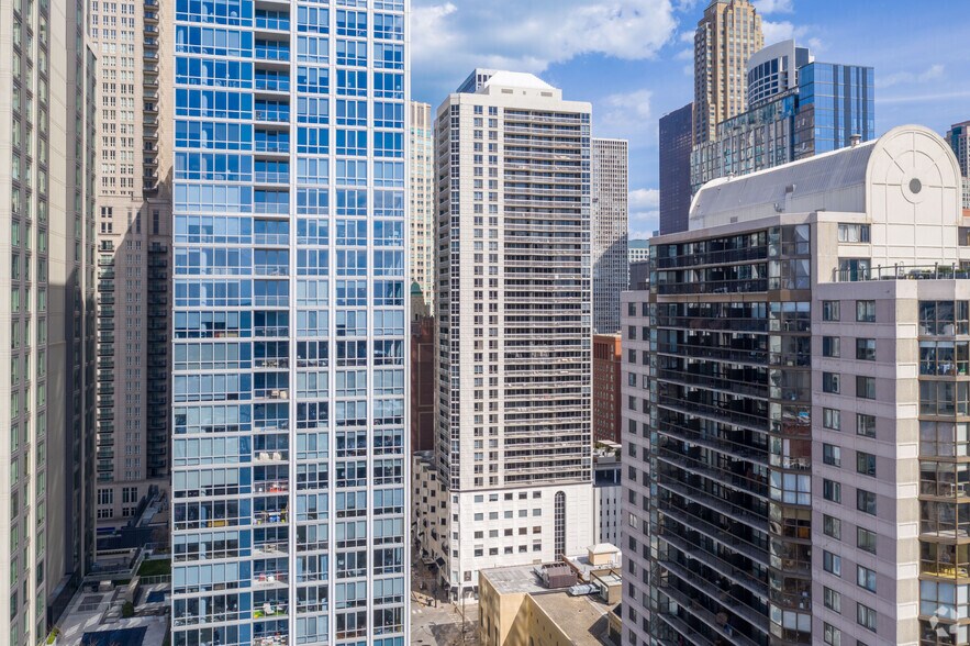 1 E Delaware Pl, Chicago, IL à louer - Photo du bâtiment - Image 1 de 18