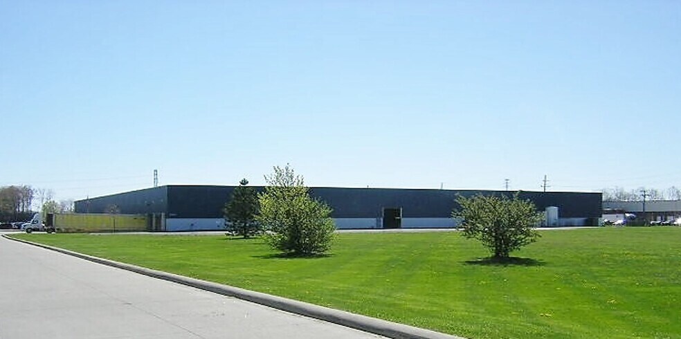 42600 Merrill Rd, Sterling Heights, MI à louer - Photo du bâtiment - Image 3 de 17