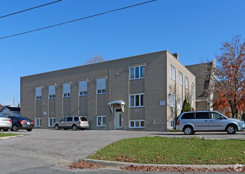 676 Simcoe St N, Oshawa, ON à louer - Photo principale - Image 1 de 2