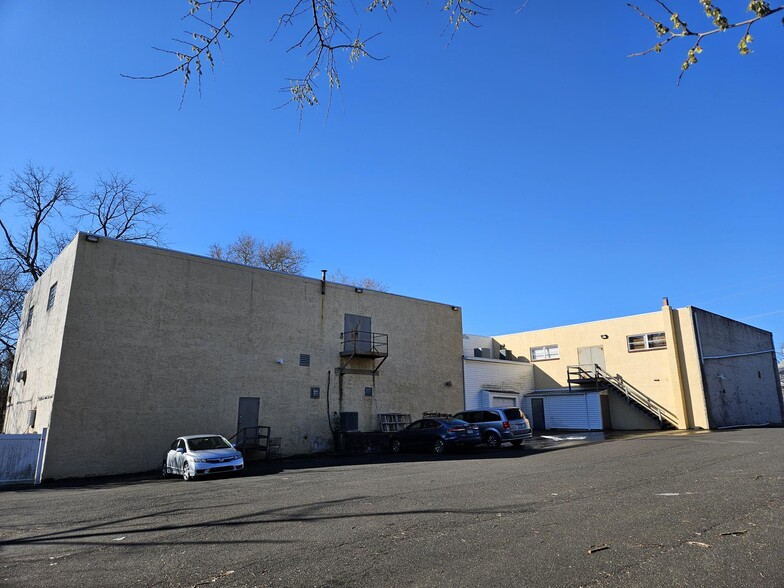 490 Easton Rd, Horsham Township, PA for sale - Building Photo - Image 2 of 4