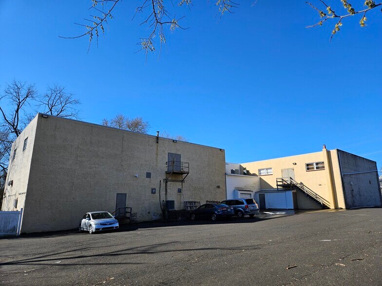 490 Easton Rd, Horsham Township, PA à vendre - Photo du bâtiment - Image 2 de 4