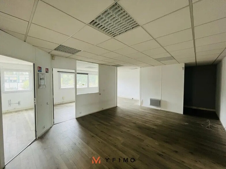 Office in Trappes for lease - Interior Photo - Image 3 of 4
