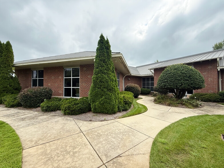 1393 Carrollton Crossing Dr, Kernersville, NC for lease - Building Photo - Image 2 of 11