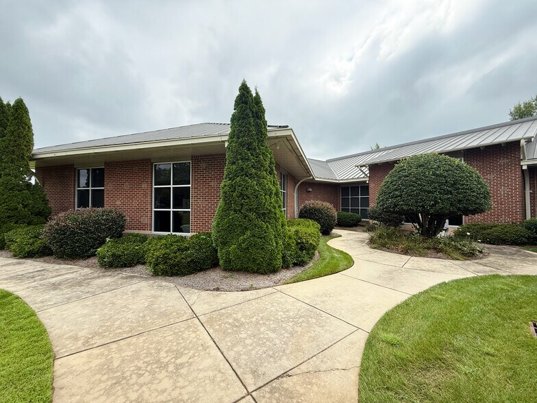 1393 Carrollton Crossing Dr, Kernersville, NC à louer - Photo du bâtiment - Image 2 de 11