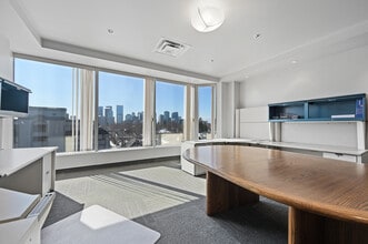 1121 Centre St NW, Calgary, AB à louer Photo du bâtiment- Image 2 de 7