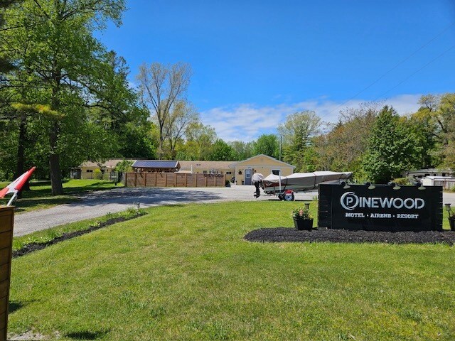 9717 Army Camp Rd, Lambton Shores, ON à vendre - Photo du bâtiment - Image 2 de 41