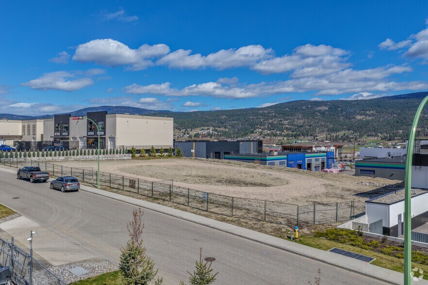 2075 Matrix Cres, Kelowna, BC à louer - Photo du bâtiment - Image 2 de 19