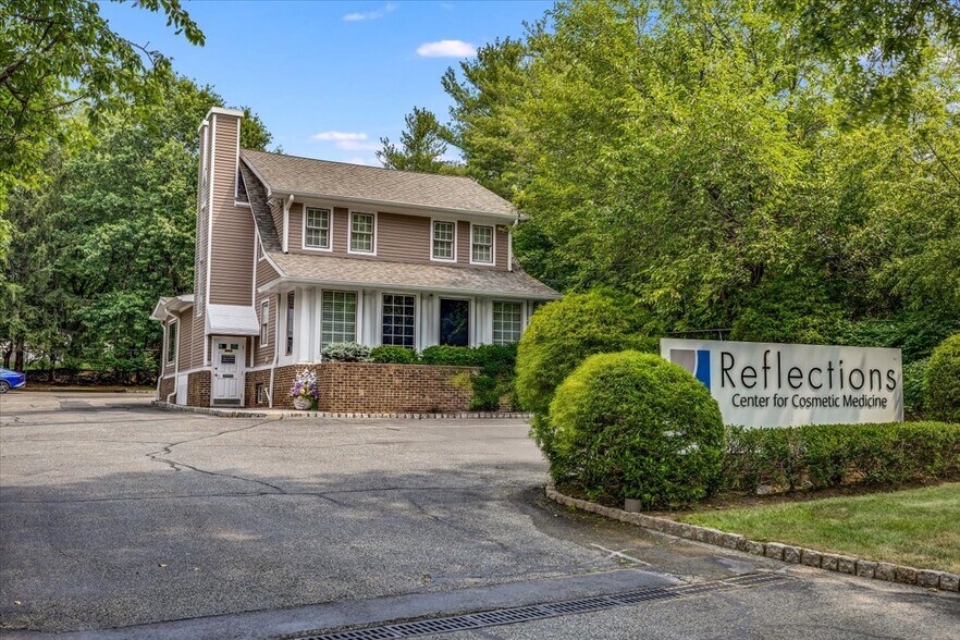 299 E Northfield Rd, Livingston, NJ à vendre - Photo du bâtiment - Image 2 de 27