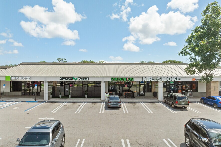 259-327 SE Port St Lucie Blvd, Port Saint Lucie, FL à louer - Photo du bâtiment - Image 3 de 12