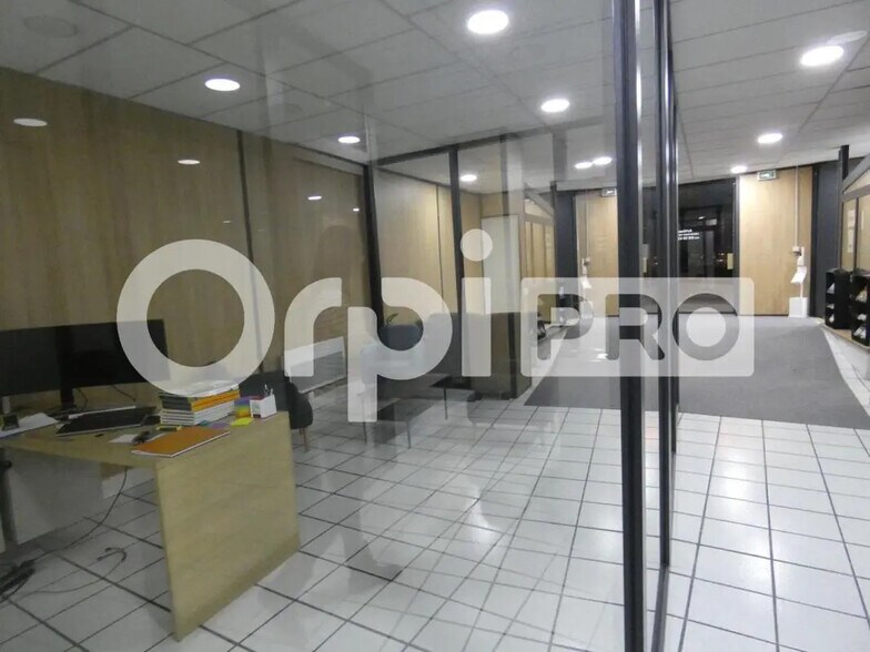 Retail in Manosque for sale - Interior Photo - Image 2 of 18