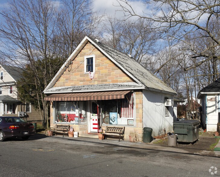 305 4th Ave, Bay Shore, NY à vendre - Photo du bâtiment - Image 2 de 2