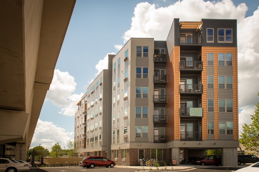 2220 E Lake St, Minneapolis, MN à louer - Photo du bâtiment - Image 2 de 21