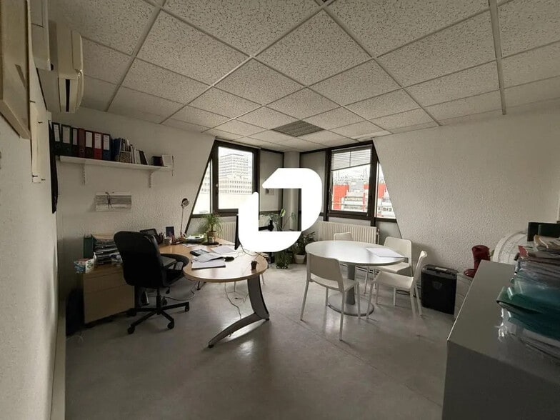 Office in Grenoble for lease - Interior Photo - Image 3 of 12