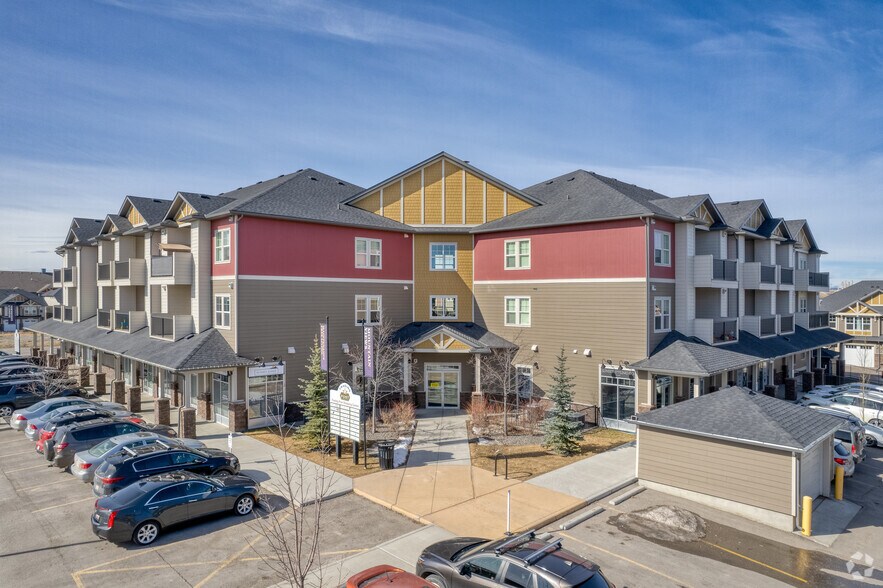 101 Sunset Dr, Cochrane, AB à vendre - Photo du bâtiment - Image 2 de 10