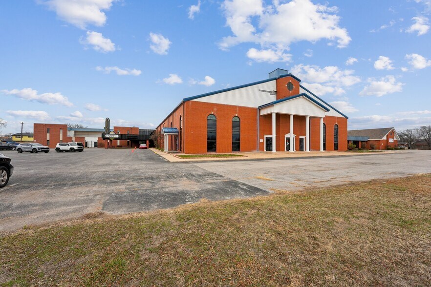 1005 SW 4th St, Moore, OK à vendre - Photo du bâtiment - Image 2 de 30
