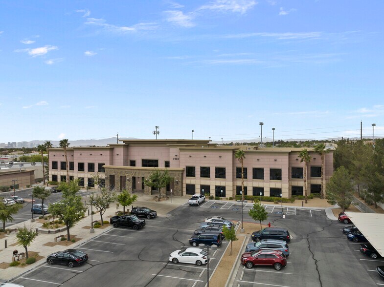 7881 W Charleston Blvd, Las Vegas, NV à louer - Photo du bâtiment - Image 2 de 12
