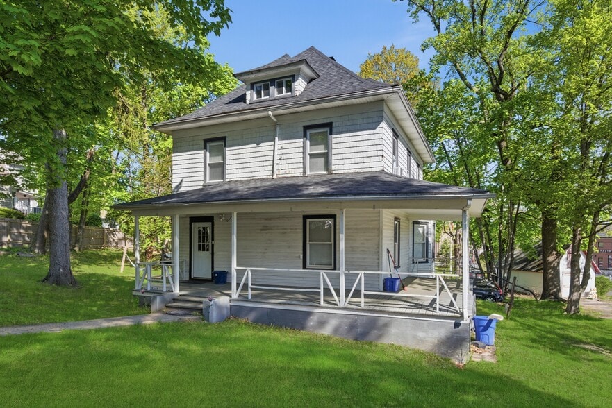 Huntington Village Portfolio portfolio of 2 properties for sale on LoopNet.ca - Primary Photo - Image 2 of 3