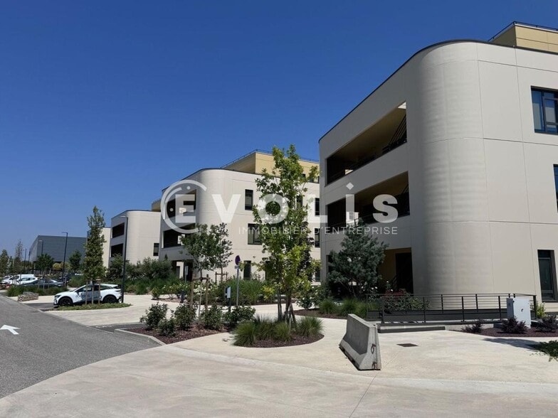 Office in Genas for lease - Building Photo - Image 1 of 22