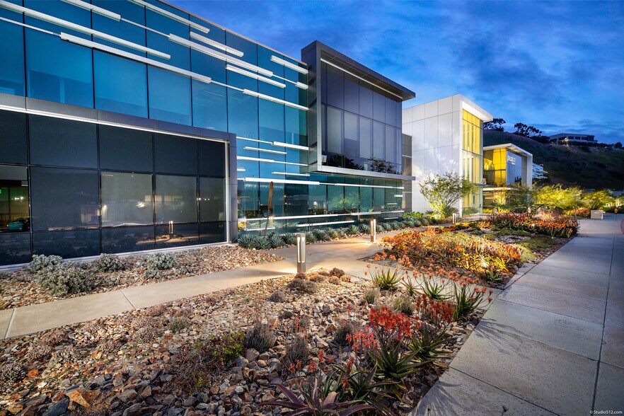 4215 Sorrento Valley Blvd, San Diego, CA à louer - Photo du bâtiment - Image 2 de 12