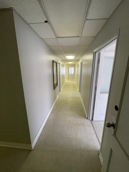 INDUSTRIAL CAMPUS portefeuille de 2 propriétés à vendre sur LoopNet.ca - Photo du bâtiment - Image 3 de 33