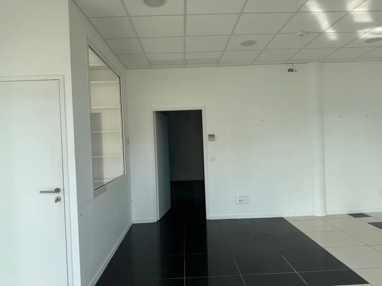 Retail in Anglet for lease - Interior Photo - Image 3 of 5