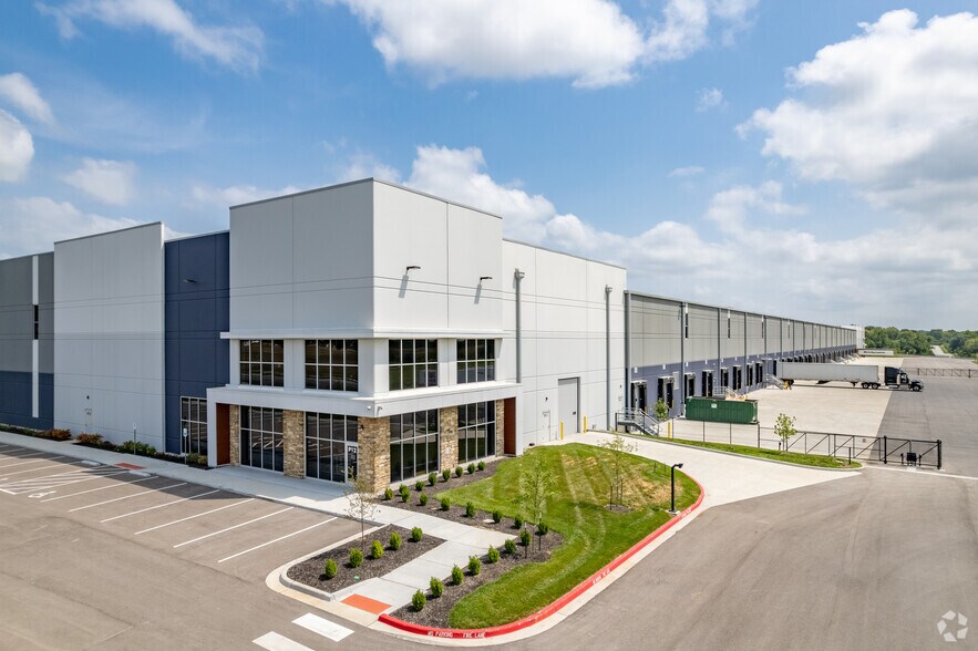 2551 S Liberty Pkwy, Liberty, MO for lease - Building Photo - Image 2 of 5