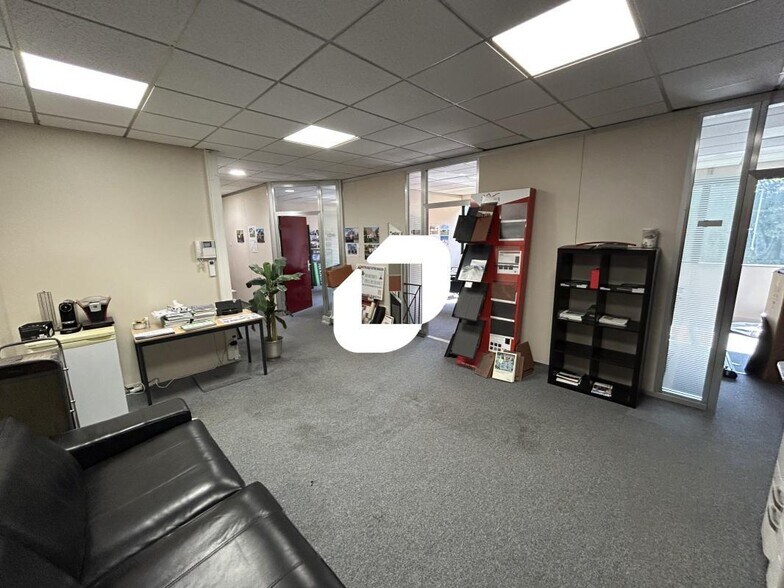 Office in Saint-Thibault-des-Vignes for lease - Interior Photo - Image 2 of 9