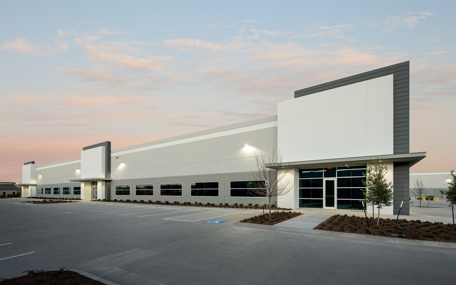 910 S Freeport Pky, Coppell, TX à louer - Photo du bâtiment - Image 2 de 7