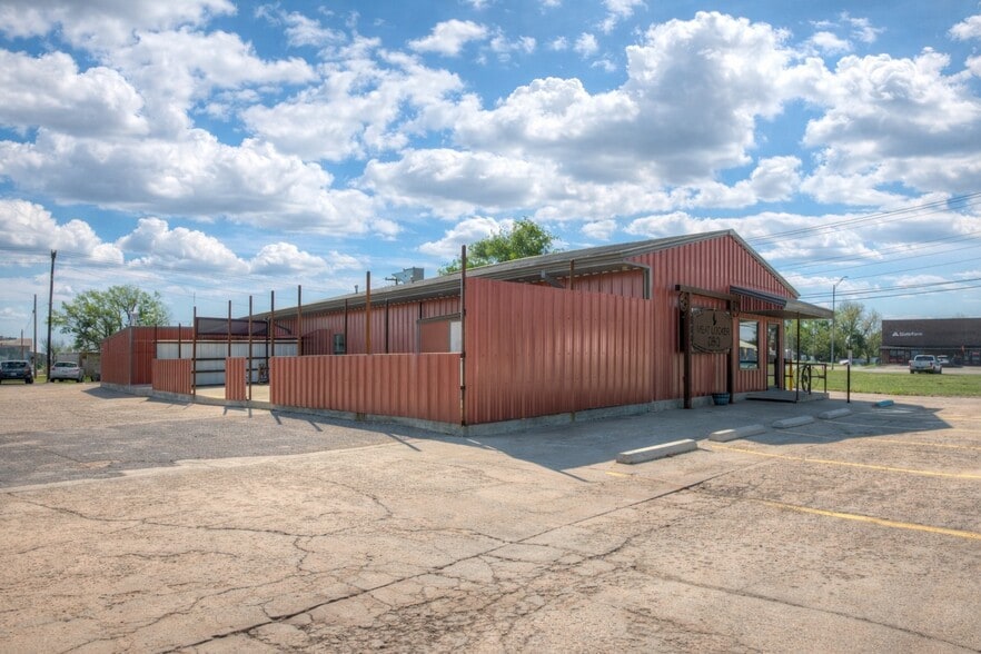 106 NW 4th St, Lindsay, OK à vendre - Photo du bâtiment - Image 3 de 28