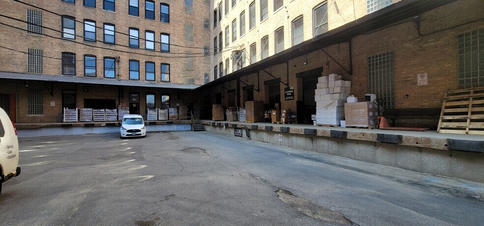 1100 W Cermak Rd, Chicago, IL à louer - Photo du bâtiment - Image 2 de 31