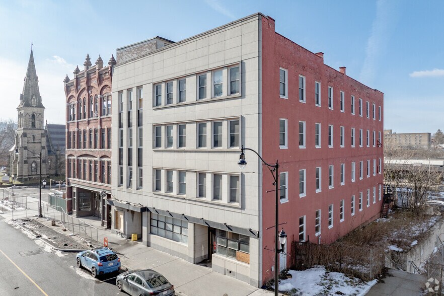 Strong-Performing Student Housing portefeuille de 2 propriétés à vendre sur LoopNet.ca - Photo du bâtiment - Image 1 de 41