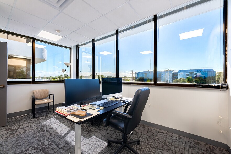 2081 SE Ocean Blvd, Stuart, FL à louer - Photo intérieure - Image 2 de 29