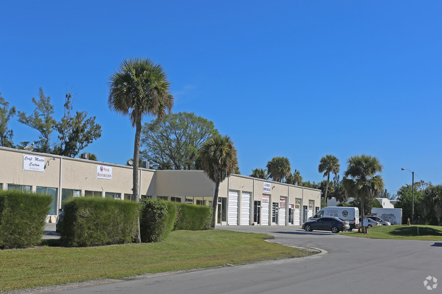 8233 Gator Ln, West Palm Beach, FL for lease - Building Photo - Image 2 of 3