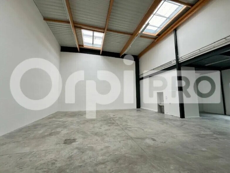 Flex in Lieusaint for lease - Interior Photo - Image 2 of 11