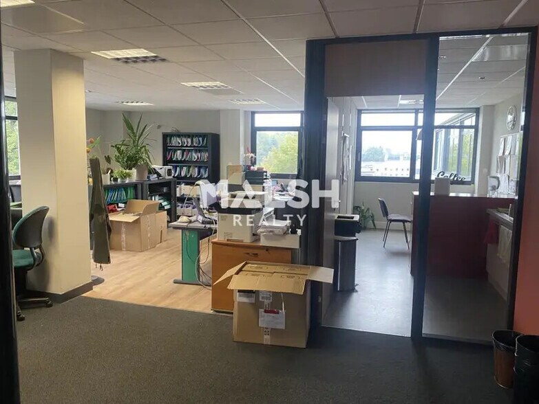 Office in Limonest for lease - Building Photo - Image 3 of 13