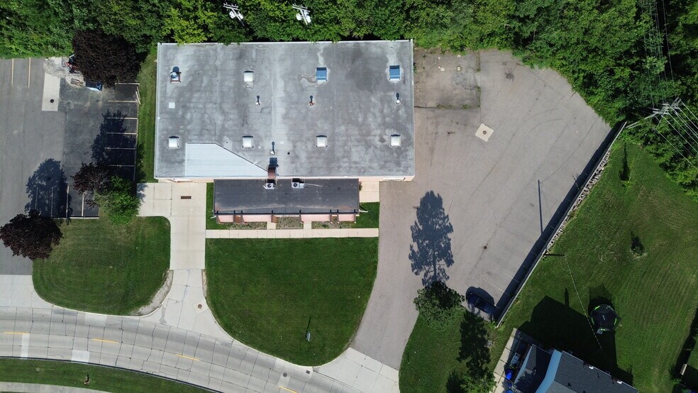 34180 Klein Rd, Fraser, MI à vendre - Photo du bâtiment - Image 2 de 5
