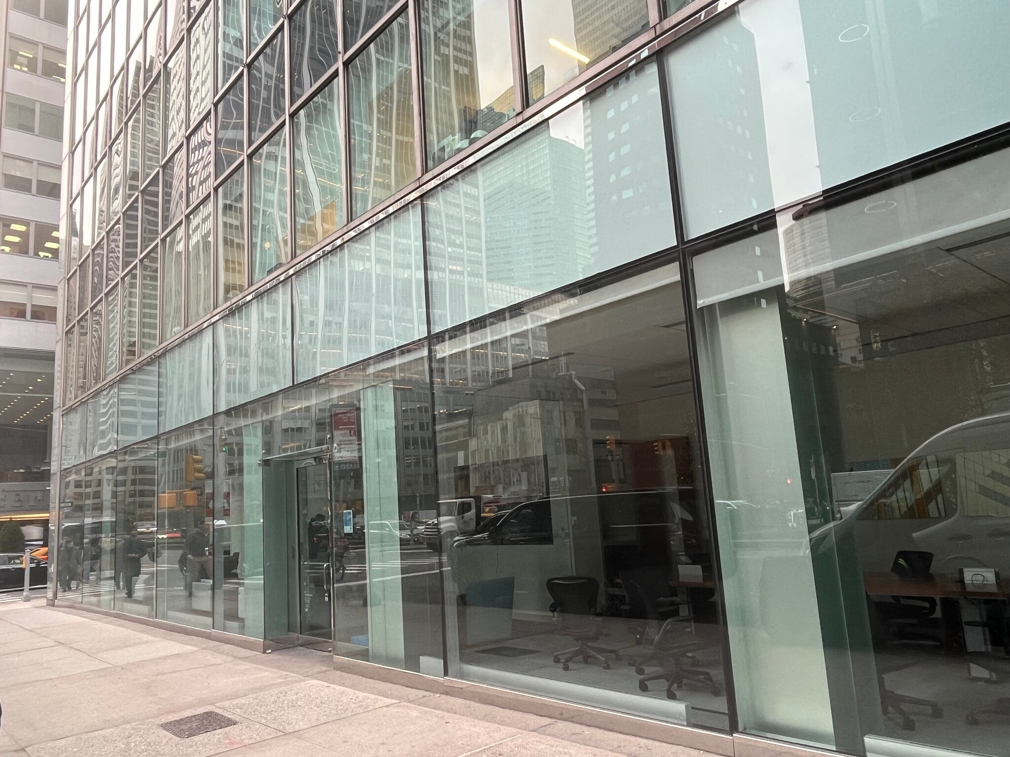 430 Park Ave, New York, NY à louer Photo du bâtiment- Image 1 de 3