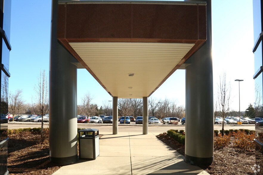 2601 Cambridge Ct, Auburn Hills, MI à louer - Photo du bâtiment - Image 3 de 20