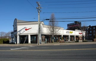 Retail Plaza at The Shops on Main - Restaurant avec service au volant