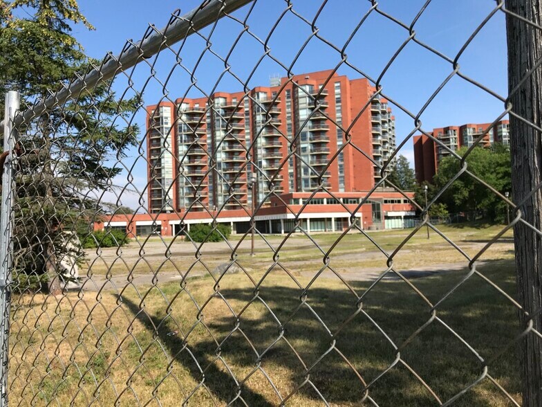 30 Dean Park Rd, Toronto, ON à vendre - Photo du bâtiment - Image 3 de 3